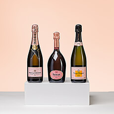 Dit prachtige geschenk van rosé champagne is het toppunt van elegantie. Het champagnetrio bestaat uit Veuve Cliquot Brut Rosé, Ruinart Rosé en Moët & Chandon Rosé Impérial.
