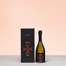 Hierbij stellen we een buitengewone champagne voor: Lanson Cuvée Noble Brut 2004. Deze champagne combineert de krijtachtige finesse van Chardonnay met de elegantie van Pinot Noir. Hij onthult zijn schittering in een kristalheldere gouden jurk, versterkt door een fijne bruis. Na bijna twee decennia te hebben gerijpt in de kelder van Maison Lanson in het hart van Reims, Frankrijk, is deze uitzonderlijke champagne nu klaar om van te genieten.