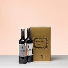 Deze Pêra Doce Tinto biedt een heerlijk duo Portugese rode wijnen uit de Alentejo-regio. Het is een geweldige cadeautip voor zakelijke gelegenheden, bedankjes en verjaardagen.