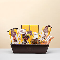 Ontdek het ultieme geschenk voor chocoladeliefhebbers. Een prachtige bruine mand gevuld met Belgische chocolade lekkernijen van Corné Port-Royal.