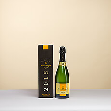 De prestigieuze Veuve Clicquot Brut 2015 Vintage champagne is een prachtig levendige wijn met aroma's van sinaasappel, grapefruit, citrusschil, gedroogde abrikozen, dadels en marmelade. Elegant, gespannen en energiek met tonen van toast, geroosterde koffiebonen en praline, een niet te missen plezier. Geniet van zijn pittige en aanhoudende sprankeling!