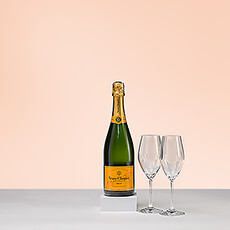 Veuve Clicquot Brut is een perfect voorbeeld van harmonie en kracht. Geniet van de Veuve Clicquot uit een paar Schott Zwiesel glazen speciaal ontworpen om de bubbels in de Champagne te versterken. Een ideaal geschenk om feestelijke gelegenheden te vieren zoals verlovingen, huwelijken en jubilea.