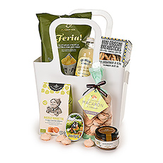 Deze stijlvolle Koziol-tas wordt met de hand gevuld met de lekkerste smaken van het seizoen, en dat is een cadeau waar vrienden en familie zeker blij van zullen worden. Geniet van deze favorieten zoals Fossier Macarons, hazelnoot krokante koekjes, broodsticks en tapenade, vlierbloesem limonade, en nog veel meer.