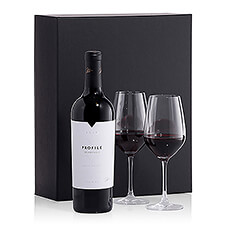 Elegantie en kwaliteit. Deze twee Schott Zwiesel wijnglazen worden geleverd met een heerlijke rode wijn, Merryvale Profile.