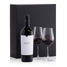 Un vin excellent Merryvale Profile,se caractérise par sa puissance et son ampleur en bouche.Il est livré avec deux verres élancés (Schott Zwiesel).