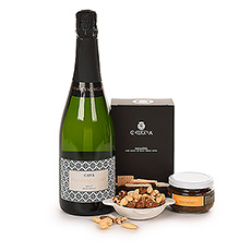 Ce coffret de vin mousseux Francesc Ricart Brut constitue un cadeau d'affaires distinctif. Le Cava, le vin mousseux emblématique de l'Espagne, est vif et rafraîchissant avec des bulles qui montent lentement. Le Francesc Ricart Brut contient une palette fraîche et équilibrée débordant de notes florales et de miel.