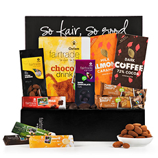 Découvrez les meilleurs chocolats et fruits secs bio issus du commerce équitable dans cet élégant coffret cadeau Oxfam Fair Trade.