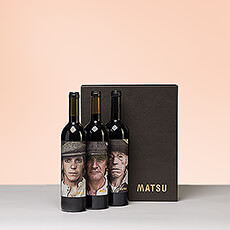 Ce cadeau trio de vins espagnols fera certainement forte impression : dabord quand les portraits uniques sur bouteilles auront été aperçus, et ensuite lors de la dégustation du séduisant vin rouge.