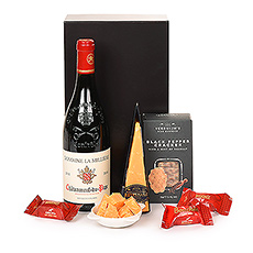 Dit elegante geschenk van rode wijn en snacks zal ieders smaakpapillen behagen. De intense Reypenaer VSOP belegen kaas, Verduijn&#39;s zwarte peper & zeezout crackers en enkele heerlijke Côte d&#39;Or melkchocolade Bouchées worden gecombineerd met een fles Usseglio Châteauneuf-du-Pape. Een fruitgedreven rode wijn die makkelijk te combineren is met verschillende gerechten en hapjes. Deze California Cabernet is complex en soepel met aroma&#39;s van geconcentreerde bramen en cassis. Om van te genieten aan het einde van een lange dag, of als welkom begin van een feest in groep. Het perfecte cadeau voor elke wijnliefhebber.