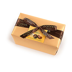 Le ballotin Belge classique et élégant est enveloppé dun luxueux papier doré rehaussé dun ruban noué à la main et garni dun somptueux assortiment de chocolats de qualité Godiva.
