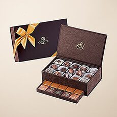 Pour offrir un cadeau chocolaté réellement exclusif, Godiva propose son magnifique coffret cadeau.
Les Boîtes Royales de Godiva contiennent un incroyable assortiment de savoureuses pralines et de délicieux carrés. Chaque coffret représente un magnifique cadeau pour un(e) ami(e) ou un(e) collègue, ou une belle surprise gourmande à apporter lors de fêtes de famille.