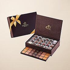 Om een werkelijk prachtig chocoladegeschenk te maken, stelt Godiva de luxueuze geschenkdoos voor. 
 De Royal Geschenkdozen van Godiva houden een ongelooflijk assortiment van heerlijke pralines en verrukkelijke carrés in. Elke geschenkdoos stelt een uitzonderlijk geschenk voor om een vriend(in) of collega te verwennen, of om mee te brengen naar een familiefeest.