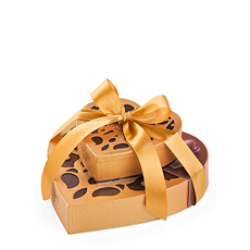 Deux boîtes de cadeaux, avec un dessin exclusif créé par Nathalie Lété, remplies avec des chocolats de Godiva sont une expression douce de votre devouement.