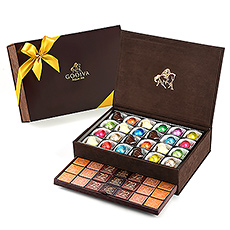 Deze royale geschenkdoos vól heerlijke Paaschocolade slaat ons met verstomming. Gevuld met chocolade figuurtjes en paaseieren, maakt dit een fantastisch geschenk voor jong en oud.