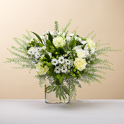 Aussi beau qu'un diamant, nous vous présentons cet élégant bouquet tout blanc.