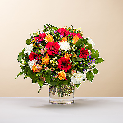 Le bouquet de saison a été créé dune façon artisanale par les fleuristes dans notre atelier. Les couleurs des fleurs (jaune, rouge, varié,… ) fluctuent selon la saison.
