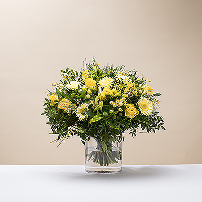 Profitez des journées ensoleillées du printemps avec un joyeux bouquet jaune composé des plus belles fleurs de saison.