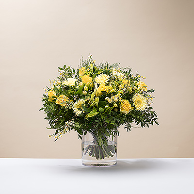 Ce joyeux bouquet jaune, créé avec les fleurs de saison les plus fraîches, apporte un rayon de soleil dans chaque journée.