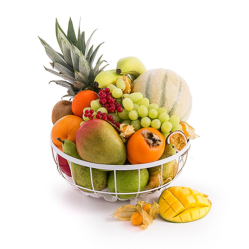 Exotisch fruit in een witte fruitmand