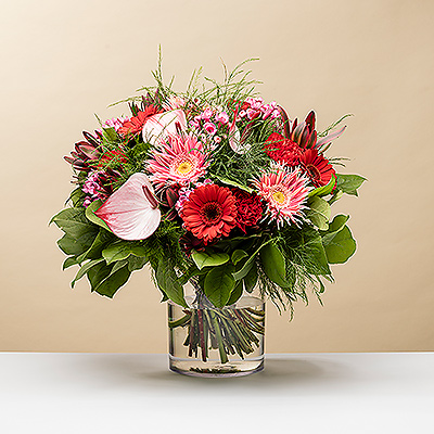 Rien n'est plus beau qu'un magnifique bouquet de fleurs roses et rouges dans une composition originale. Ce bouquet unique est parfait pour la fête des mères et d'autres occasions spéciales.