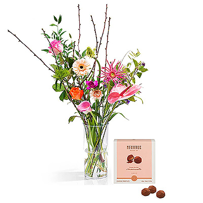 Trendy Surprise Bouquet Medium & Chocolates
