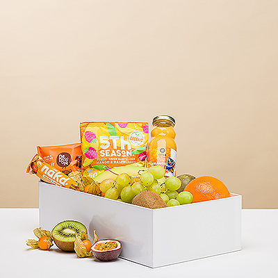 La journée commence ensoleillée avec ce coffret-cadeau de petit-déjeuner sain et délicieux. L'assortiment de fruits frais, de jus d'orange issu du commerce équitable et d'en-cas énergisants est également un excellent remontant pour égayer votre après-midi.