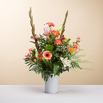 Ce superbe bouquet avec une magnifique palette de couleurs impressionnera. Nos fleuristes sélectionnent à la main toutes les fleurs fraîches de cet arrangement floral coloré. C'est une belle carte de visite pour n'importe quelle pièce.