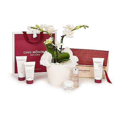 Un adorable sac, contenant les articles à succès de Cinq Mondes, des articles de soins de beauté luxueux, est présenté avec une somptueuse orchidée miniature: une combinaison idéale pour un équilibre parfait entre le corps et lesprit.