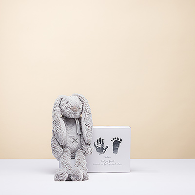 Accueillez un nouveau bébé avec ce cadeau de naissance spécial comprenant un adorable lapin en peluche pour le bébé et un ensemble de mains et d'empreintes pour les parents afin d'immortaliser de précieux souvenirs. Un cadeau de naissance idéal pour un garçon ou une fille.