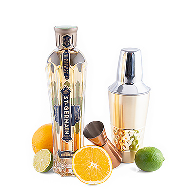 Découvrez cet ensemble de cocktails luxueux composé d'une liqueur à la fleur de sureau, d'un doseur à cocktail double , d'un shaker et d'une sélection d'agrumes.