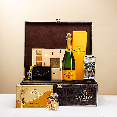 Certaines occasions exigent un cadeau vraiment spécial. Si vous êtes à la recherche d'un cadeau VIP, ce luxueux cadeau composé de chocolat Godiva et de champagne Veuve Clicquot Brut est le choix idéal.