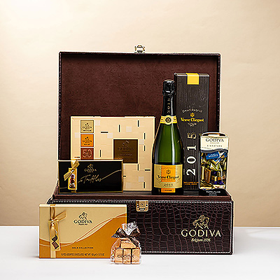 Certaines occasions nécessitent un cadeau vraiment spécial. Si vous avez besoin d'un cadeau VIP, ce luxueux cadeau composé de chocolat Godiva et de champagne Veuve Clicquot 2015 Vintage est le choix idéal.