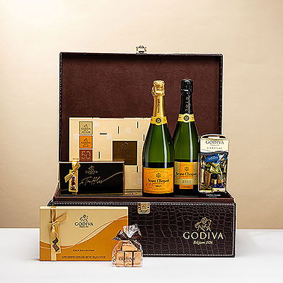 Certaines occasions nécessitent un cadeau vraiment spécial. Si vous avez besoin d'un cadeau VIP qui impressionnera, ce luxueux cadeau de chocolat Godiva et de champagne Veuve Clicquot est le choix idéal. Le cadeau ne contient pas une, mais deux bouteilles, le classique Veuve Clicquot Brut ET l'exquis Veuve Clicquot 2015 Vintage.