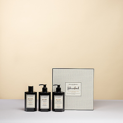 Un coffret original de somptueux produits de soin de la marque française de luxe Atelier Rebul. La collection Istanbul est le parfum chaud et épicé caractéristique de la marque, inspiré par le bazar aux épices de la ville. Ce coffret de bain et de soin du corps ouvre un monde de mystère pour enchanter les sens.