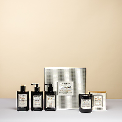 Offrez à quelqu'un un coffret original de somptueux produits de soin de la marque française de luxe Atelier Rebul. La collection Istanbul est le parfum chaud et épicé caractéristique de la marque, inspiré par le bazar aux épices de la ville. Ce coffret pour le bain, le corps et les bougies ouvre un monde de mystère pour enchanter les sens.