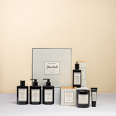 Plongez dans l'expérience exotique d'Istanbul avec un coffret original de somptueux produits de soin de la marque française de luxe Atelier Rebul. La collection Istanbul est le parfum chaud et épicé caractéristique de la marque, inspiré par le bazar aux épices de la ville. Ce coffret pour le bain, le corps et les bougies ouvre un monde de mystère pour exciter les sens.