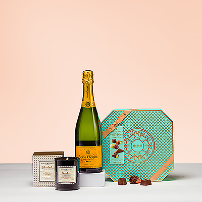 Faites plaisir à tous vos sens avec la combinaison parfaite du champagne Veuve Clicquot, d'une luxueuse bougie Atelier Rebul Istanbul et du délicieux chocolat belge Neuhaus. Ce trio de luxe exquis est le cadeau idéal pour tout épicurien.