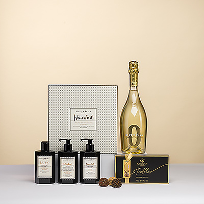 Surprenez quelqu'un en lui offrant un coffret original de produits de soins de luxe de l'Atelier Rebul, une bouteille de Bottega Zero White Sparkling Life et une boîte de délicieuses truffes belges Godiva. Découvrez Istanbul, le parfum emblématique de la marque, un arôme chaud et épicé inspiré du bazar aux épices de la ville.