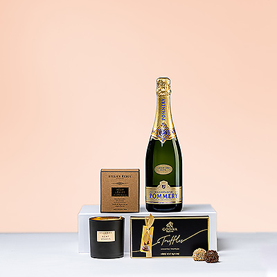 Appréciez ce cadeau exclusif composé d'un champagne Pommery Grand Cru Royal Millésimé, d'une bougie Atelier Rebul et de truffes au chocolat belge Godiva. C'est un cadeau remarquable pour toute occasion.