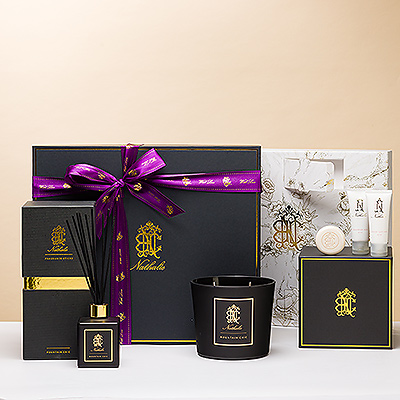 Le cadeau qui permet de faire plaisir à quelqu'un. Ce coffret Mountain Chic Luxury Gift Box de Chloé est à la fois une expérience cadeau exceptionnelle et un plaisir inouï pour la personne qui le reçoit. Une sensation magique depuis le moment du déballage jusqu'à la délicieuse sensation de parfum à l'ouverture du coffret.