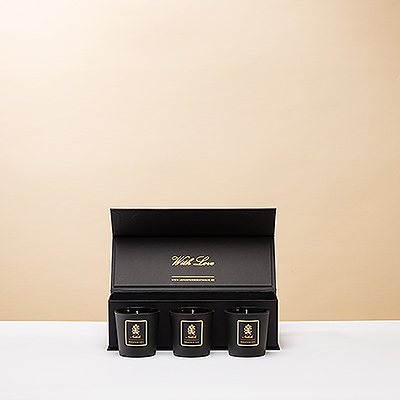 Le Triplet de bougies Mountain Chic est l'un des derniers succès de la gamme Le Parfum de Nathalie. En ouvrant cet élégant coffret magnétique, vous serez enchanté par les trois élégantes bougies votives de la collection de parfums Mountain Chic. Cette taille de bougie n'est disponible que dans ce coffret.