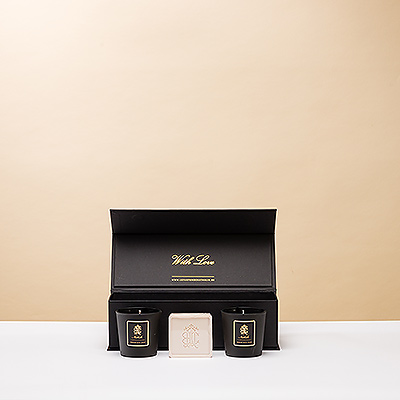 La triplette bougie et savon Mountain Chic est un double plaisir pour les sens. Ce coffret aimanté élégant contient deux belles bougies parfumées ainsi qu'un carré de savon à l'odeur paradisiaque.
