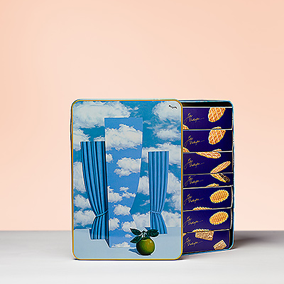La boîte cadeau Jules Destrooper Magritte XL Le Beau Monde contient une savoureuse collection des biscuits Destrooper préférés de tous.