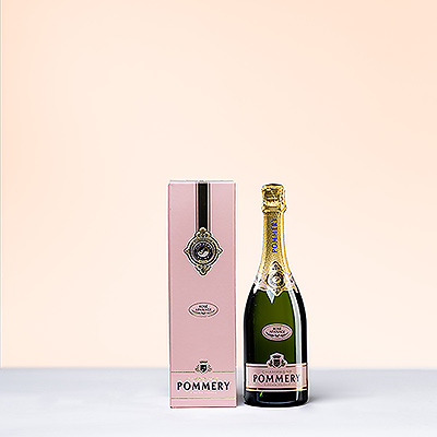 Pommery Apanage Rosé est un beau champagne rose pâle qui met en valeur la finesse de ses bulles. Issu du meilleur millésime de la maison, ce rosé offre de délicieux arômes de fruits rouges, de framboises et de fraises des bois avec des notes de pommes vertes.