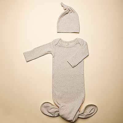 Bienvenue au nouveau bébé avec cet ensemble-cadeau Mushie! Il comprend une barboteuse en coton biologique avec des boutons et un bonnet assorti. La barboteuse en coton respirant garde le petit confortable et bien au chaud toute la nuit.