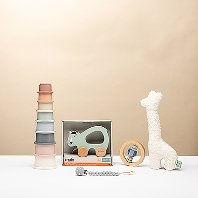 Découvrez le Coffret Cadeau de Naissance Ultime, le cadeau tout-en-un parfait. Cette boîte soigneusement composée contient cinq articles indispensables pour le développement, le jeu et le confort, de grandes marques comme Trixie et Mushie. D'un hochet doux à un jouet à tirer en bois, chaque produit est choisi pour stimuler les sens. Offrez un paquet rempli de joie, de qualité et d'essentiels pratiques, un succès garanti auprès de chaque bébé et parent.
