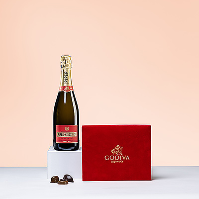 Célébrez les moments romantiques les plus importants de la vie avec le champagne pétillant Piper Heidsieck associé à de succulents chocolats Godiva dans un magnifique coffret cadeau en velours rouge.