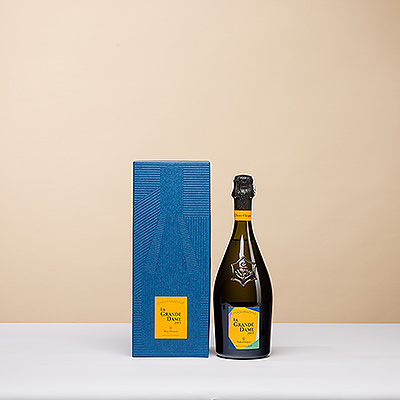 Veuve Clicquot La Grande Dame Artist 2015 est un Champagne millésimé exceptionnellement solaire élaboré avec 90% de pinot noir en hommage à Madame Clicquot.