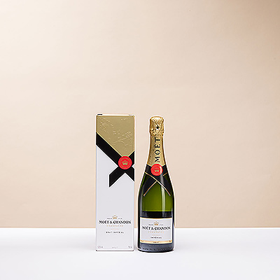 Moët Impérial Brut, le fleuron de Moët & Chandon, est l'expression la plus aboutie et la plus universelle de son style. Il séduit par son fruité éclatant, sa saveur séduisante et sa maturité élégante.