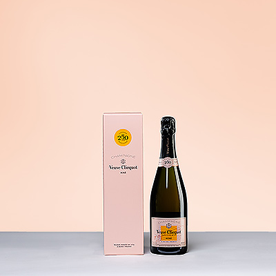 Le Champagne Veuve Cliquot Brut Rosé est une création magistrale de 50 à 60 crus différents qui est soyeuse, vibrante et débordante de fruits rouges tels que les fraises.